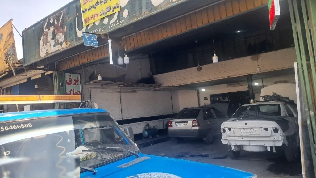ناوگان خودروبر و یدک کش امداد خودرو مشهدی در ورودی تعمیرگاه